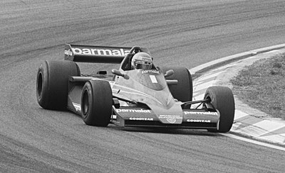 Who did Lauda lose the 1976 championship to by only one point?