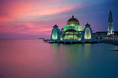 Which two sultanates attempted to take control of Malacca City from the Portuguese?