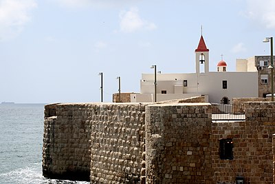 What is the main faith of the pilgrims who visit Acre every year?