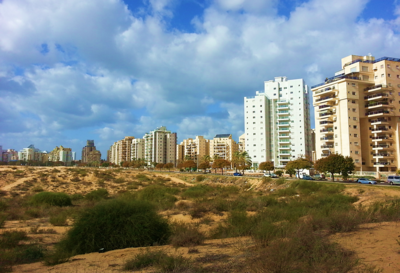 Which major Israeli metropolitan area is Holon a part of?