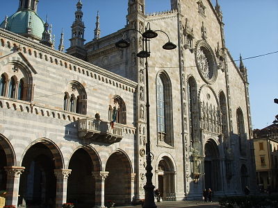 In which century was the Como Cathedral (Duomo) completed?