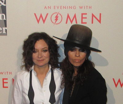 What band was Linda Perry the lead singer for in the 1990s?