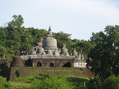 What architectural style is prominent in Mrauk U's temples?