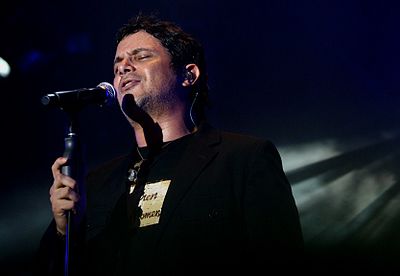 What type of music is Alejandro Sanz known for?