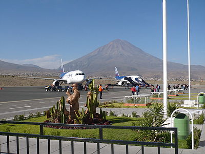 What is the main architectural style of Arequipa's historical center?
