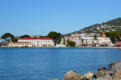 What is the architectural style of many buildings in Charlotte Amalie?