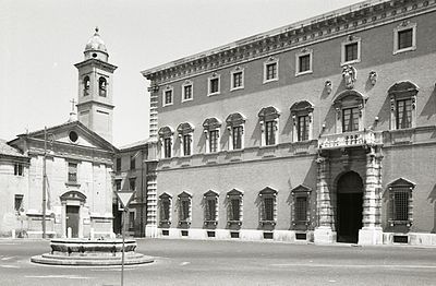 Which road crosses through Forlì?