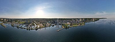What is the name of the bay along which Barrie is located?