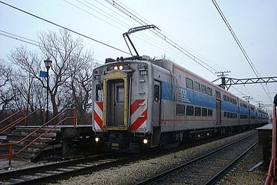 How many stations does Metra operate?