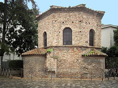 What is the name of Ravenna's central square?