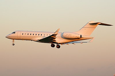 Which aircraft model replaced the CRJ100/200/440 series?