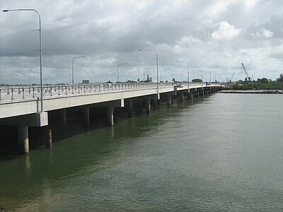 What is the main river that flows through Mackay?