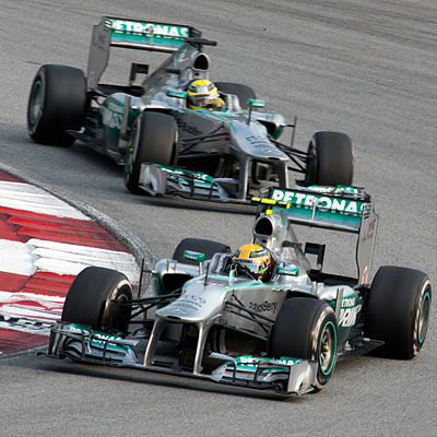 Which famous racing driver has won multiple Formula 1 championships with Mercedes-Benz?