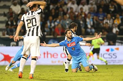 Who did Higuaín equal in terms of goals in an Italian top-flight season?