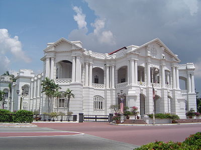Which traditional Malaysian art form is commonly seen in Ipoh?