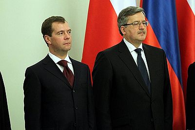 Who did Komorowski defeat in the 2010 presidential elections?