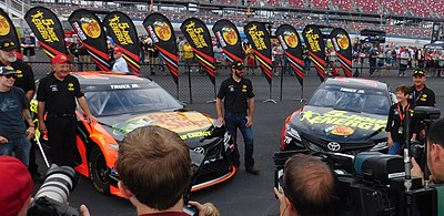 Who are the other members of Truex Jr.'s family who are involved in NASCAR?