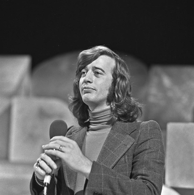 In which famous pop group did Robin Gibb gain worldwide fame?