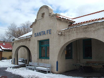 What is the name of the historic building in Santa Fe Plaza?