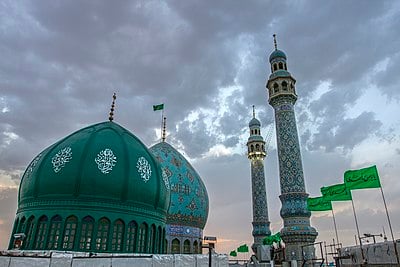 What is the name of the river that flows through Qom?