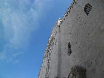 In which century was the Hohenstaufen Castle built in Bari?