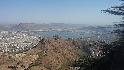 Which lake is a popular tourist attraction in Ajmer?
