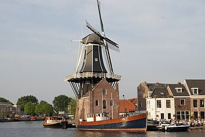 In 2000 the population of Haarlem, was 148,377.[br] Can you guess what the population was in 2021?
