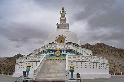 What type of climate does Leh experience?