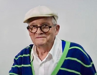 What is a notable feature of Hockney's style?