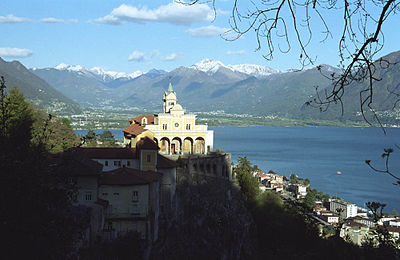 How many people approximately live in the agglomeration including Locarno?