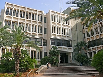 How many faculties does Tel Aviv University have?