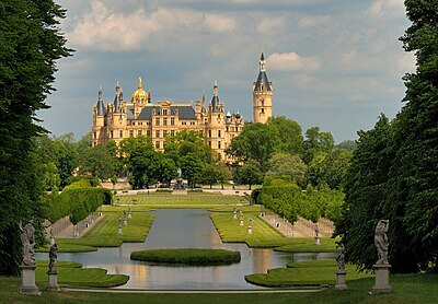 Which two quarters of Schwerin have a largely intact building structure due to minor damage in World War II?