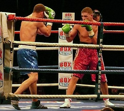 What is Saunders' boxing stance?