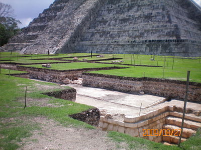 What is the meaning of "Chichen Itza" in the Yucatec Maya language?