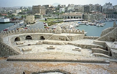 What is the distance between Heraklion and the Palace of Knossos?