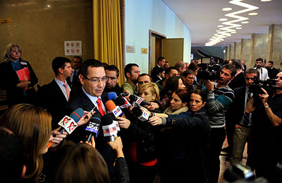 With which party did Victor Ponta form a new cabinet after the fallout of the Social Liberal Union?