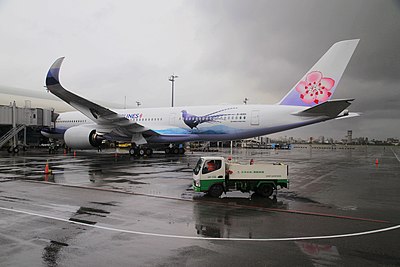 How many pure cargo flights does China Airlines operate weekly?