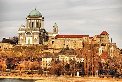 Which Hungarian dynasty founded the Esztergom Castle?