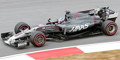Which team did Grosjean race for in his debut F1 season in 2009?