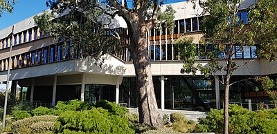 What is the size of La Trobe University's main campus in Bundoora?
