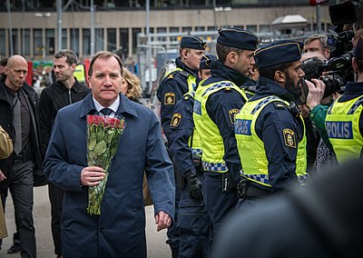 Who withdrew their support causing a confidence motion against Löfven in 2021?