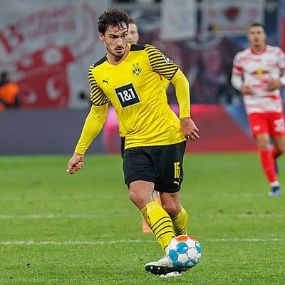 What is Mats Hummels' shirt number at Dortmund?