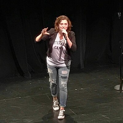 Rachel Bloom performed a musical number on which awards show?