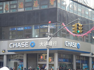 How many employees does JPMorgan Chase & Co. have as of 2016?