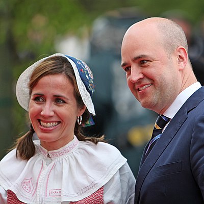 When did Reinfeldt step down from leading the party?