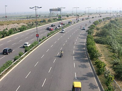 What is the primary mode of public transportation in Noida?