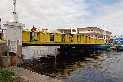 What is the main mode of transportation for cruise ships in Belize City?