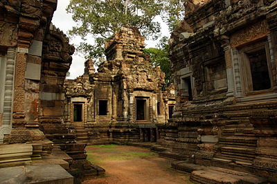 How many temples are there in the Angkor area?