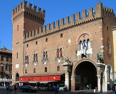 Which castle is a prominent landmark in Ferrara?