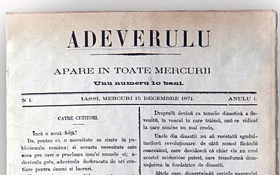 Under which editors did Adevărul reassert its independence and become fully privatized?